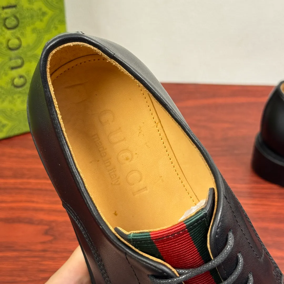 Batch 820 Gucci/Gucci men’s classic lace-up derby shoes! In every season, Gucci's aesthetic perspective reinterprets formal wear designs. This shoe is made of exquisite black leather, showing a simple and classic style! Available in two styles: black glossy leather/black matte cow leather, red and green webbing tongue embellishment, three-joint classic retro style, full calfskin lining, lace-up fixation, 2.5CM rubber soles, leather material. Look at the details. The delicate cowhide and the bright black of the open edge beads show a different light luxury style. European and American last type, excellent on-foot comfort, complete package, versatile style, highly recommended! Size: 39-40-41-42-43-44 leather shoe size (can be customized to 38.45) Item number: 5018-01 cowhide